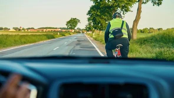 Omkörning av cyklist på landsväg, sett från bilförarens perspektiv.