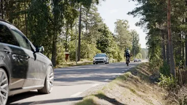 Omkörning av cyklist på landsväg.