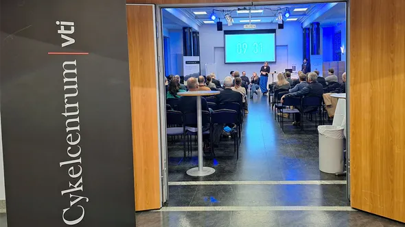Entrén till salen där Cykelcentrums Fish bowl är i full gång. Anna Niska står längst fram och modererar och tre debattörer sitter framför publiken.