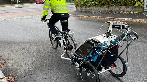 VTI testar cykelmätvagn, som är en cykelkärra utrustad med elektroniska mätinstrument och som hängs på en cykel.