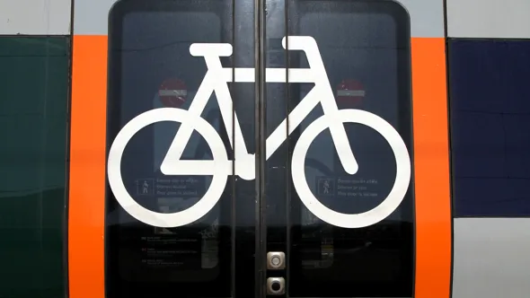 Dörrar med cykelsymbol till cykelvagn på pendeltåg.