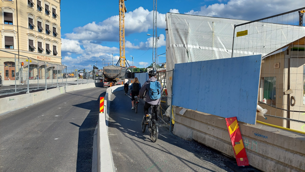 Cykelbana vid Slussen i Stockholm där utrymmet har begränsats på grund av byggarbetsplats på ena sidan och betongavdelare på andra. Ytan är smal och sikten runt en krök är obefintlig.