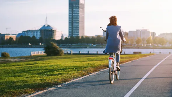 En person som cyklar på en väg