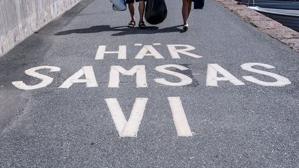 Kombinerad gång- och cykelbana med begränsat utrymme mellan kajkant och mur.