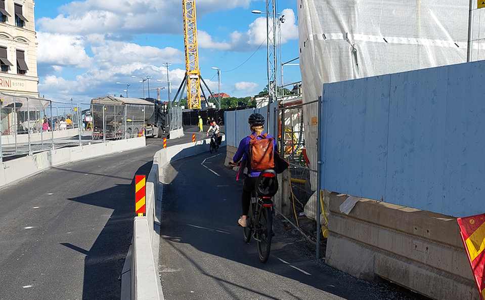 Cyklister möts på cykelbana som är avgränsad och trång på grund av byggarbete. Kollisionsrisk.